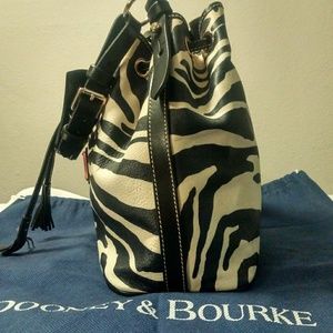 Dooney & Bourke Bags - Dooney & Bourke leather handbag Dooney & Bourke Bags - Dooney & Bourke leather handbag